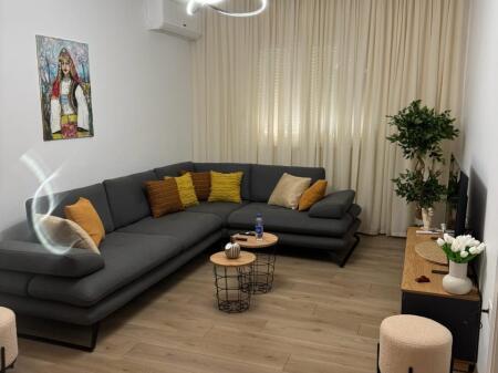 🏠 SHTËPI ME QIRA – RR. E DURRËSIT (Pallati i Kafes Flora)  Jepet me qira apartament 2+1, kati i 2-të, sipërfaqe 90 m², plotësisht i mobiluar me kushte bashkëkohore. ✅ Ndriçim natyral ✅ Mobilim modern ✅ Lokacion shumë i kërkuar dhe pranë çdo shërbimi  💶 Çmimi: 950 € (i diskutueshëm)