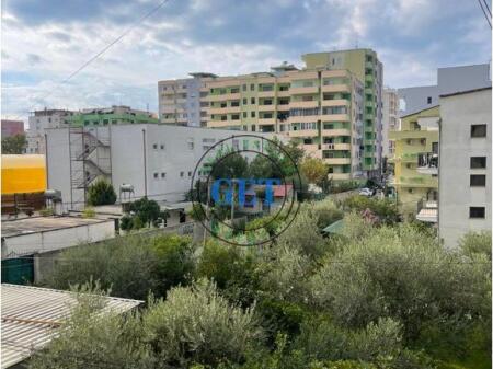 Disponiamo in vendita un Appartamento 1+1 vicino alla Scuola "Bajram Curri" sulla Spiaggia.