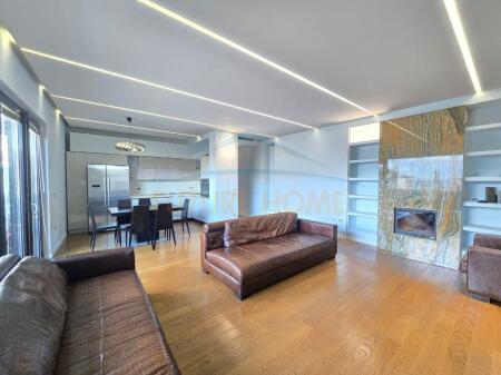 Shitet, Apartament 2+1+2+ 2 poste parkimi, Qender, Tiranë.