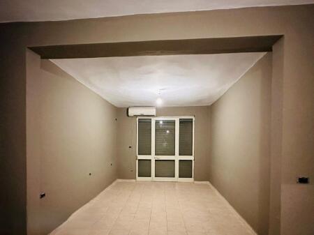 Ambient Për Zyra Me Qira Tek Rr. Kavajës, Pranë Kishës Katolike! 800 € /Muaj