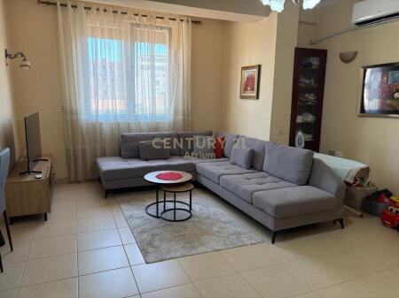 Jepet me qira Apartament 2+1 te Shkolla e Kuqe!!! 570 € /Muaj