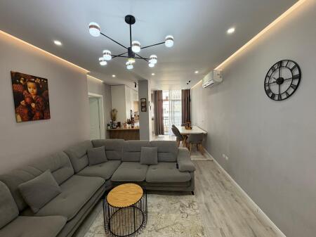 Shitet Apartament Luksoz 2+1+2  Astir, përballë Vilave L