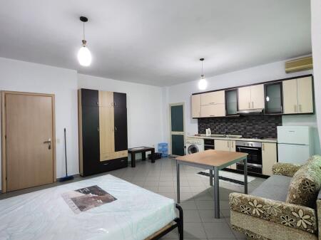 🏢Ne zonen e Rruges se Durresit prane Bllokut te Ambasadave jepet me qera garsoniere 45m2,e mobiluar. 35,000 Leke