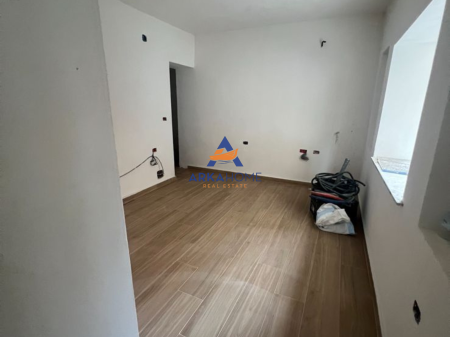APARTAMENT ME QIRA 1+1+BALLKON "RRUGA KOSOVARËVE" • 70M2 • DHOMË GJUMI • DHOMË NGRËNIE & KUZHINË • BANJO • BALLKON • KATI I 8-TË • ME ASANSER • ZONË E QETË BANIMI • MOBILIM I RI • ÇMIMI: 1,000 EURO • RRUGA KOSOVARËVE • KONTAKT:  J24