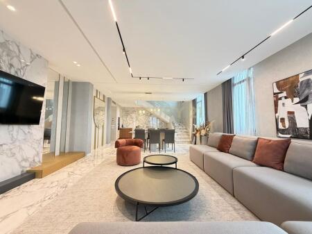 Luxurious duplex 221 m² + closed parking at "Square 21", Tirana