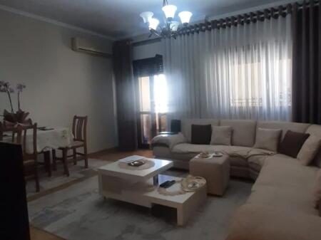 Jepet apartament 2+1+2 me qira tek Komuna e Parisit