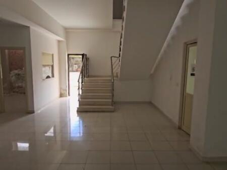 Vlora | Locale commerciale in affitto 500 m² – Facciata completamente in vetro & posizione strategica!