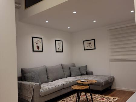 🏠 Ne zonen e Rr.Durresit,prane Bllokut te Ambasadave,jepet me qera kati i I-re i nje vile 1+1,i sapo mobiluar 55,000Leke