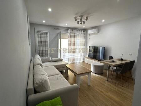 Jepet me qira apartament luksoz 2+1+2+2 poste parkimi