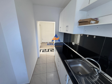 JEPET ZYRE ME QERA 100M2 "RRUGA MINE PEZA" 800 EURO