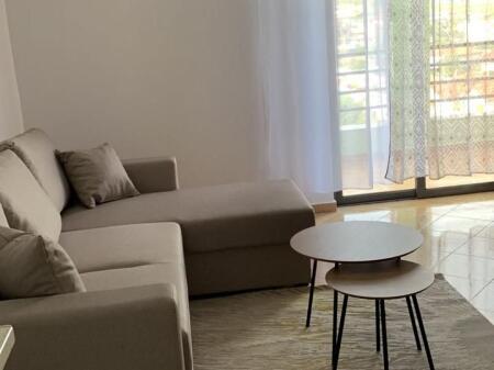 Jepet 2+1 me qira te Galeria ,Yzberisht