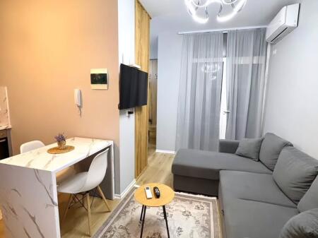 21 Dhjetori, prane Kompleksit Kontakt: 🔺️ Japim me qira apartament: 🔺️ Garzonier I ndare ne 1+1.