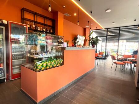 Shitet biznes bar funksional, me ambient komercial në pronësi dhe hapësirë të jashtme.