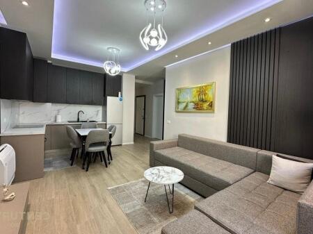 Jepet me qera apartamenti tek Komuna e Parisit