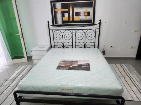 Garsoniere me qira dy minuta nga Qendra