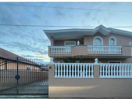 Villa su 2 piani, Manëz, Baia di Lalëz.