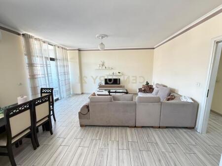 Appartamento 2+1+2 con balcone e vista sulla strada in affitto