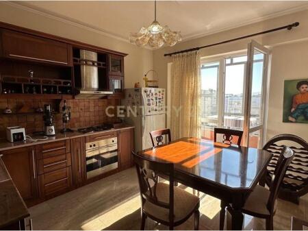 Shitet apartament 2+1+2 – Rruga e Barrikadave