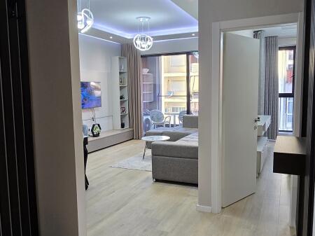 Jepet me qira apartament Komune e Parisit