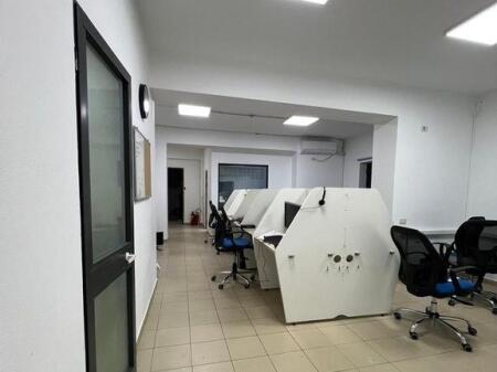 Office with spacious area near the New Bazaar – 107 m²