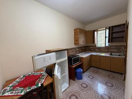APARTAMENT 1+1. 28000 LEKE.ISH TREGU ELEKTRIK,PALLATI GRAND
