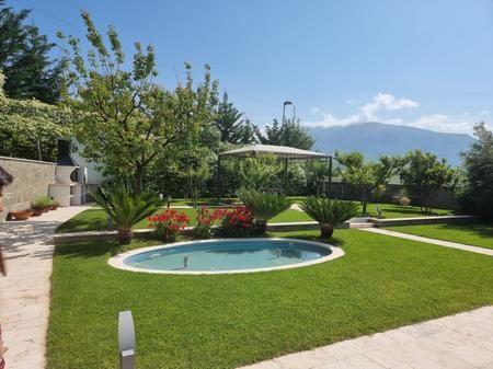 Shitet, Vile 3-Kateshe, Lunder, Tirane.