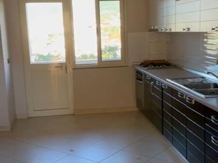 Jepet me qera apartamenti 1+1 Kinostudio , te rajoni i policise  Cmimi: 350 mije leke