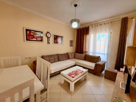 Jepet me qira 1+1+kuzhine e vecuar +🅿️ post per parkimi ne Rrugen e Durresit