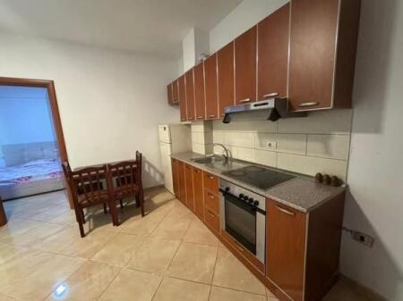 Nella zona del Lago Secco vicino al Ristorante Primus si affitta un appartamento, 1+1, arredato 40.000 Leke     