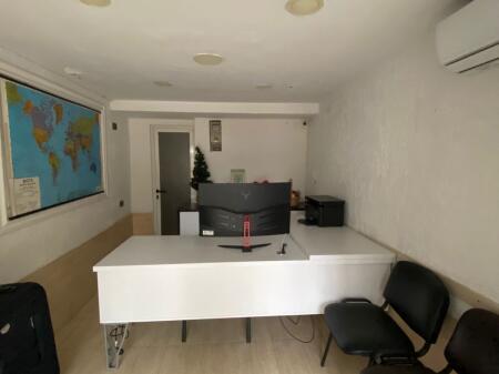 Jepet ambient biznesi me qera tek Rruga e Durrësit  përballë me hotel Colosseo.!
