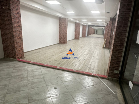 LOCALE COMMERCIALE IN AFFITTO 150M2 "VIA MUHAMET GJOLLESHA, MERCATO JOENA" 700 EURO