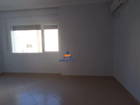 LOCALE COMMERCIALE IN AFFITTO 95M2 "JERONIM DE RADA, VICINO AL CENTRO TOPTANI" 800 EURO