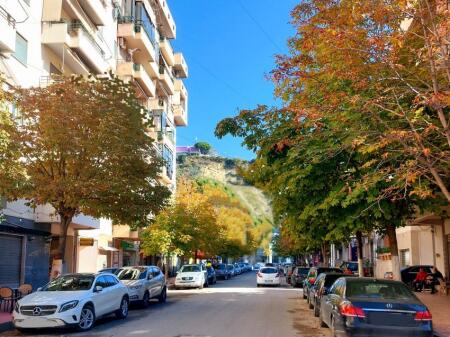 SHITET NJESI KOMERCIALE NE KATIN 0, PRANE PASTIÇERI ELEZAJ. 1100 €/m².