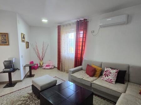 Apartment 2+1, Commune of Paris!