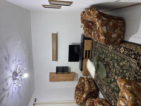 Ofrohet për qira një apartament komod 1+1 i ndodhur në një zonë të qetë dhe të kërkuar të Selitës, vetëm pak minuta larg qendrës së Tiranës