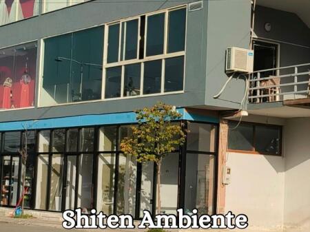 Vendiamo locali commerciali tre piani una villa con una superficie di 300 metri quadrati