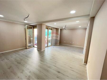 Ambient biznesi me qira prane Kristal Center!