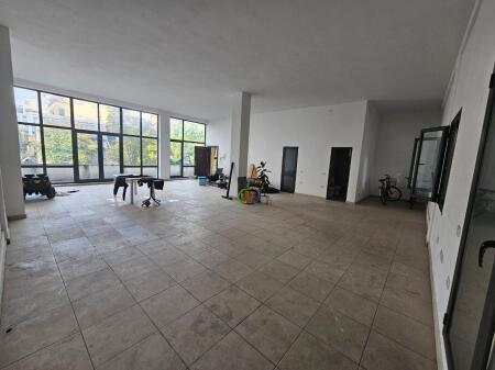 LARGE BUSINESS PREMISES FOR RENT WITH NATURAL LIGHTING AND BALCONY, DURRES HOSPITAL!!!!!