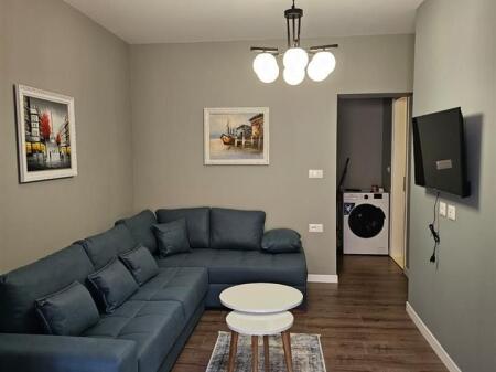 Qender, apartament 1+1 me qera rruga fortuzi 700 Euro