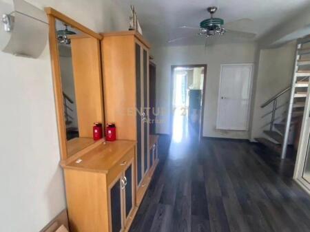 SI AFFITTO IL SECONDO PIANO DI UNA VILLA A BRRYL! 550 € /Mese