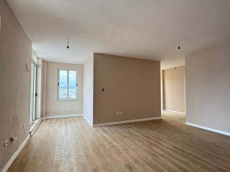 Shitet Apartament 2+1+2 + Verandë , Pallatet Fratar, Tiranë