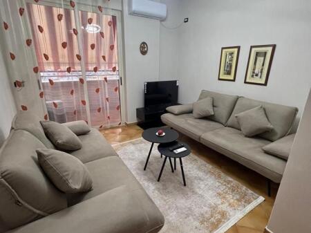 🏢Nella zona di Blloku, Via Sami Frasheri, si affitta appartamento 1+1 arredato. 80.000 Lek