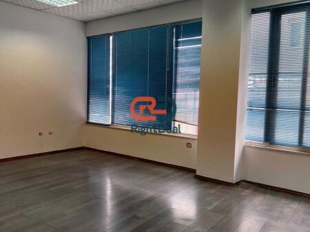 Vicino al Comune di Parigi, Affittasi Locale per Uffici con Posizione Perfetta!!