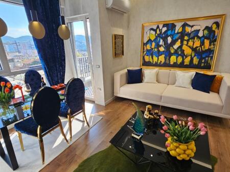 Appartamento 2+1 in vendita Indirizzo: 21 Dhjetori Arredato e mai abitato prima  8° piano non ultimo  Orientamento sud  Superficie 90 m2