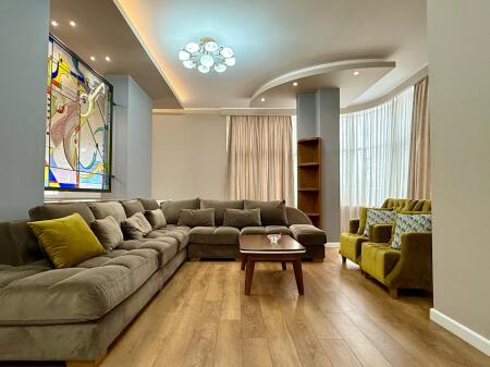 Apartament 4+1 me qira tek Komuna e Parisit