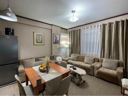 Shitet Apartament 2+1+2+Verande tek Qendra Kristal !