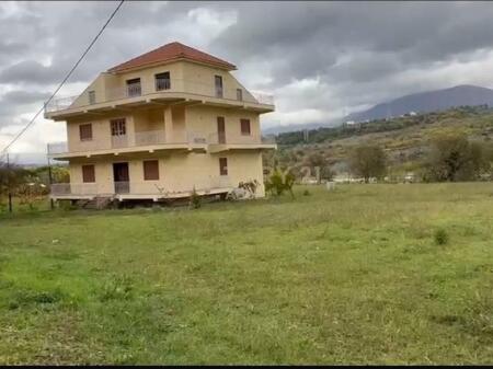 Shitet vilë 3-katëshe në Mullet 450,000 €