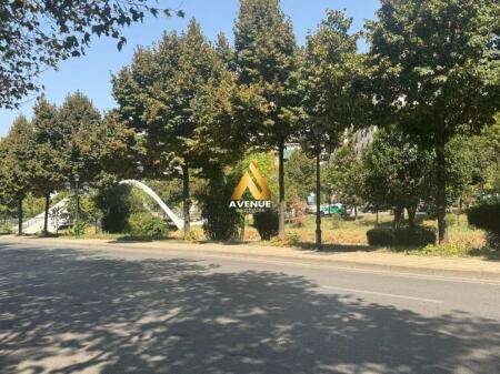 📍 JEPET ME QERA AMBIENT BIZNESI – Bulevardi Bajram Curri, përballë Delijorgjit  