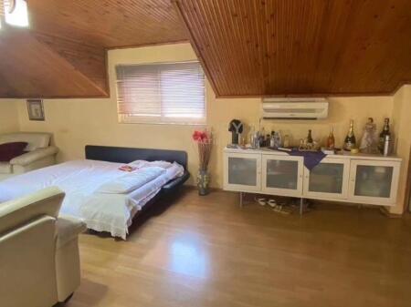 SI AFFITTA IL SECONDO PIANO DI UNA VILLA A BRRYL.