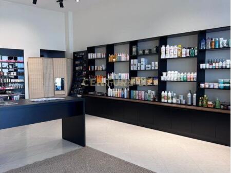 Jepet me qera ambienti te Vila L 1, Buze Rruge!!!